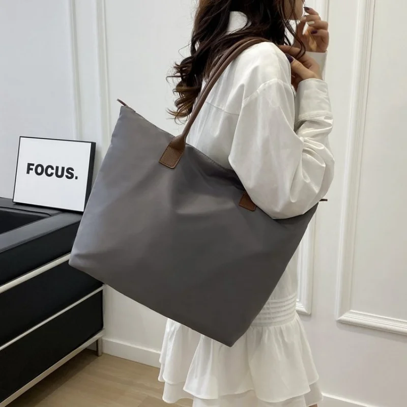 حقيبة ساعي البريد النسائية الأنيقة المصنوعة من الجلد المطبوع بالقمر أوروغواي كاجوال عتيقة ومظهر يومي ناعم وواسع #4