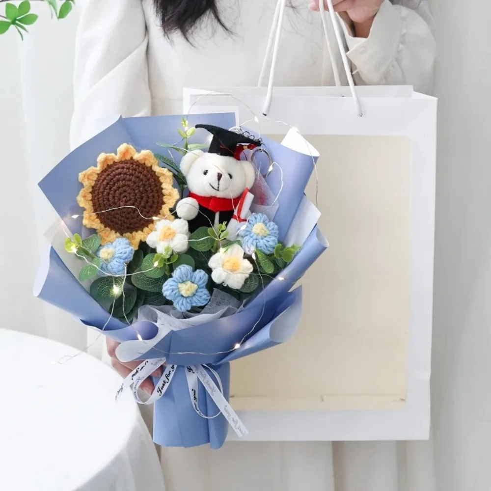 ช่อดอกไม้รับปริญญาหมีดร.แบร์ใหม่ พร้อมสายไฟประดับ ตุ๊กตาหมีดอกทานตะวัน ของตกแต่งช่อดอกไม้รูปสัตว์น่ารัก ของตกแต่งงานปาร์ตี้