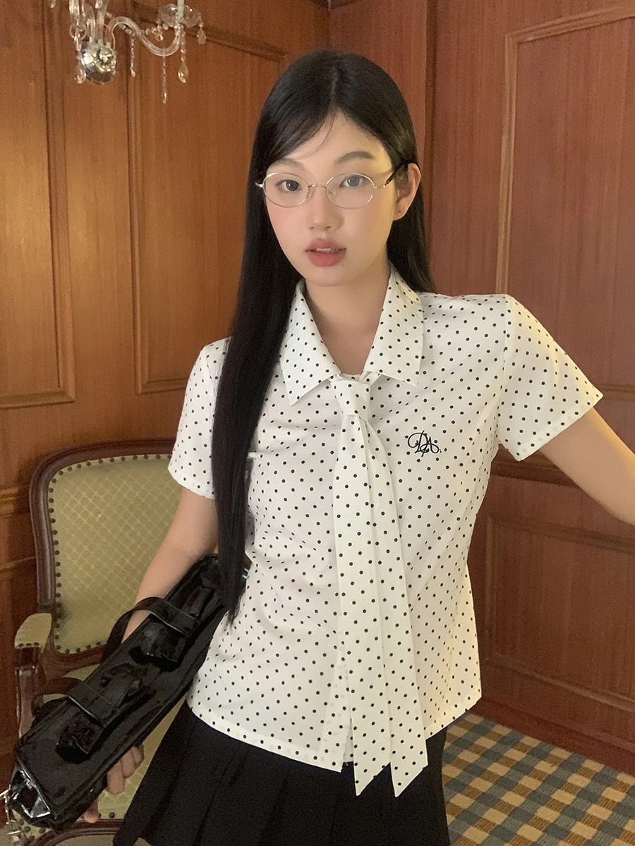 قميص صيفي بأكمام قصيرة للنساء، بلوزة بيضاء منقطة، قميص قصير بتصميم راقي، ياقة بولو مع تفاصيل أزرار، قميص بقصة مستقيمة #5