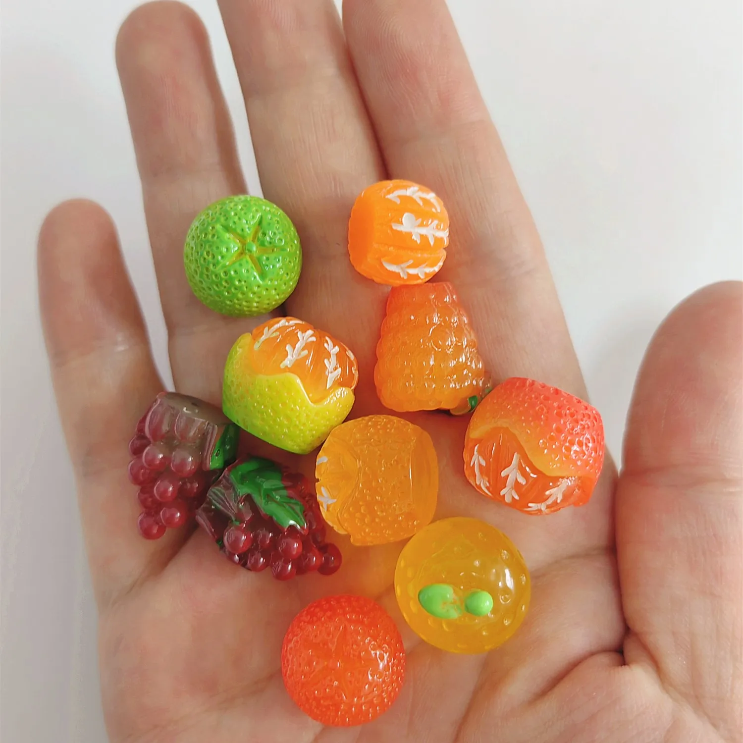 100 Stück 3D Mini Harz Simulation Bananen Charms DIY Kinder Miniatur Obst Modelle für Handwerk Machen Küche Spielzeug für Puppenhaus – Detail 4