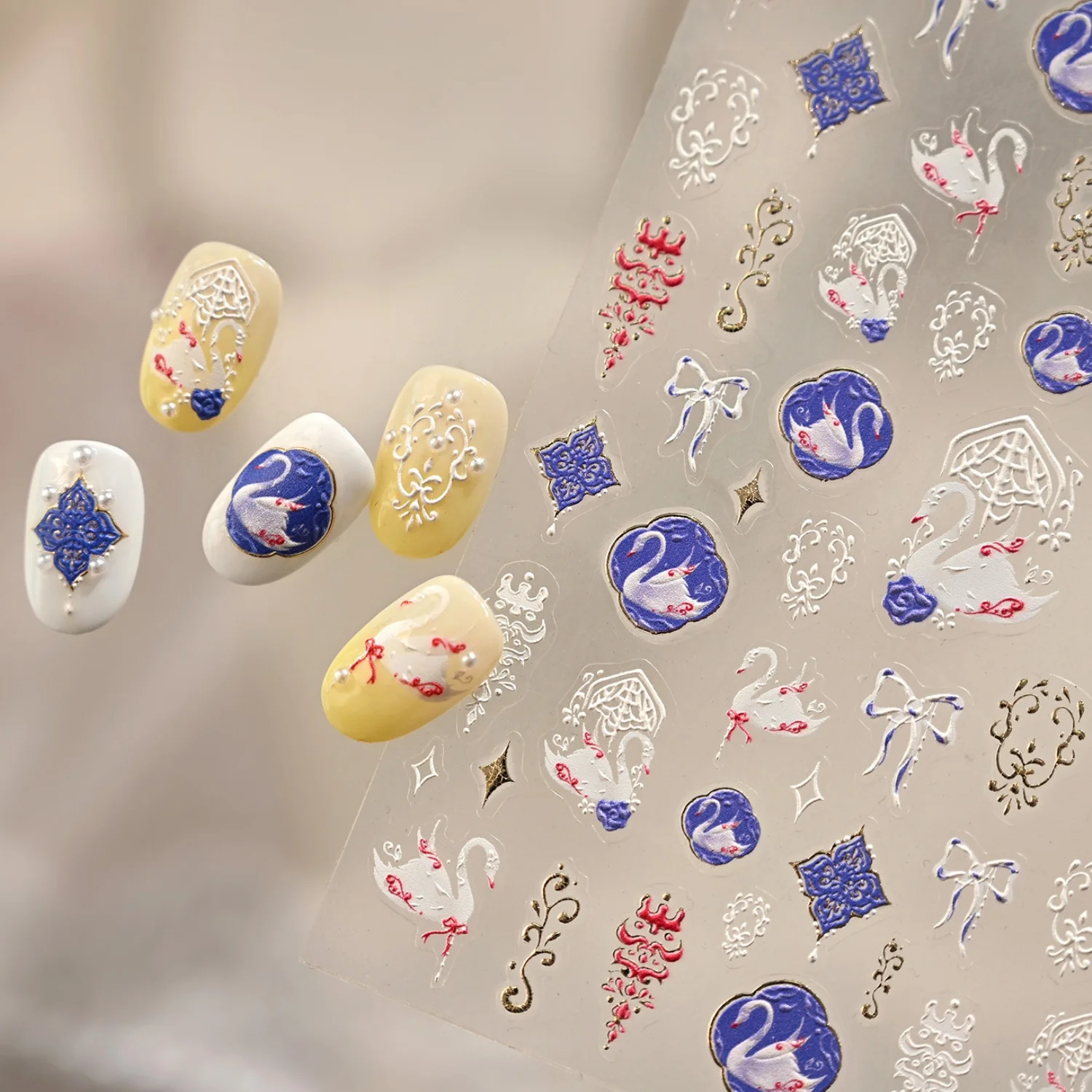 5D Palast-Schwan Bunter Silber-Weißer Schwan Roter Schnabel Blaue Feder Blaue Edelstein-Diamant Goldene Spitze Weiße Schleife Nagelkunst-Aufkleber