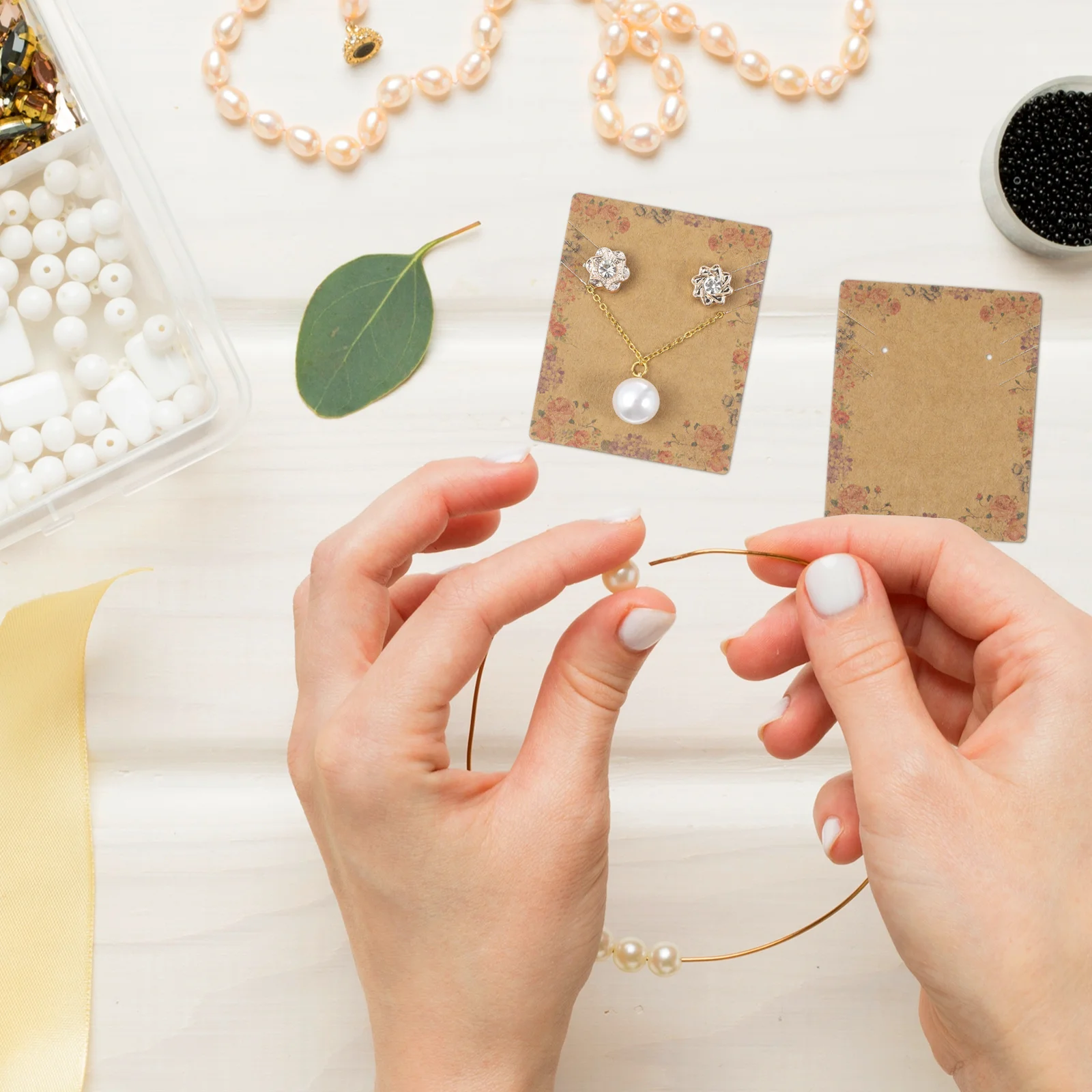 مجموعة بطاقات عرض مجوهرات بنمط الأزهار الجذابة مكونة من 100 قطعة للأقراط والقلائد والأساور ومجموعة بطاقات عرض المجوهرات