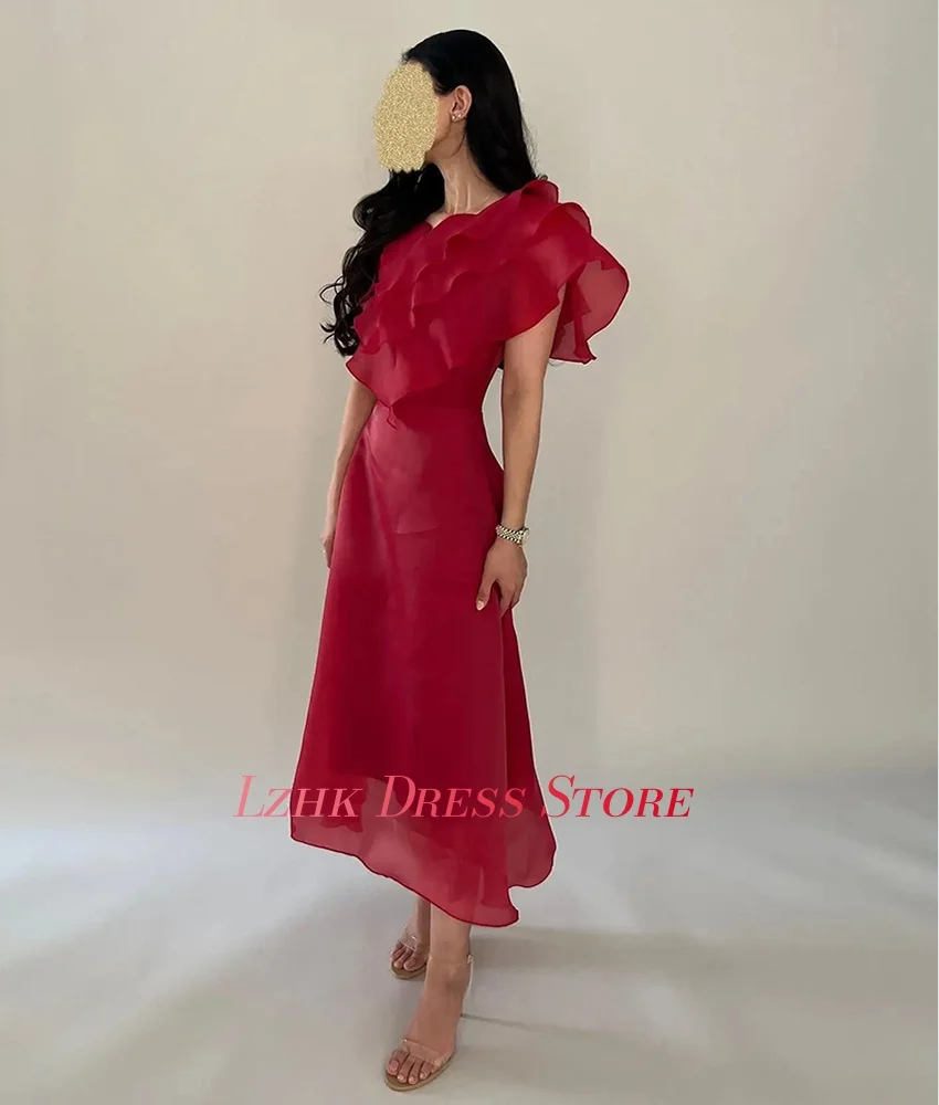 ชุดราตรีทรงเอไลน์ผ้าออร์แกนซ่าแต่งระบายหลายชั้น แขนสั้น คอวี ยาวคลุมข้อเท้า ดีไซน์หรูหราสำหรับงานเลี้ยง