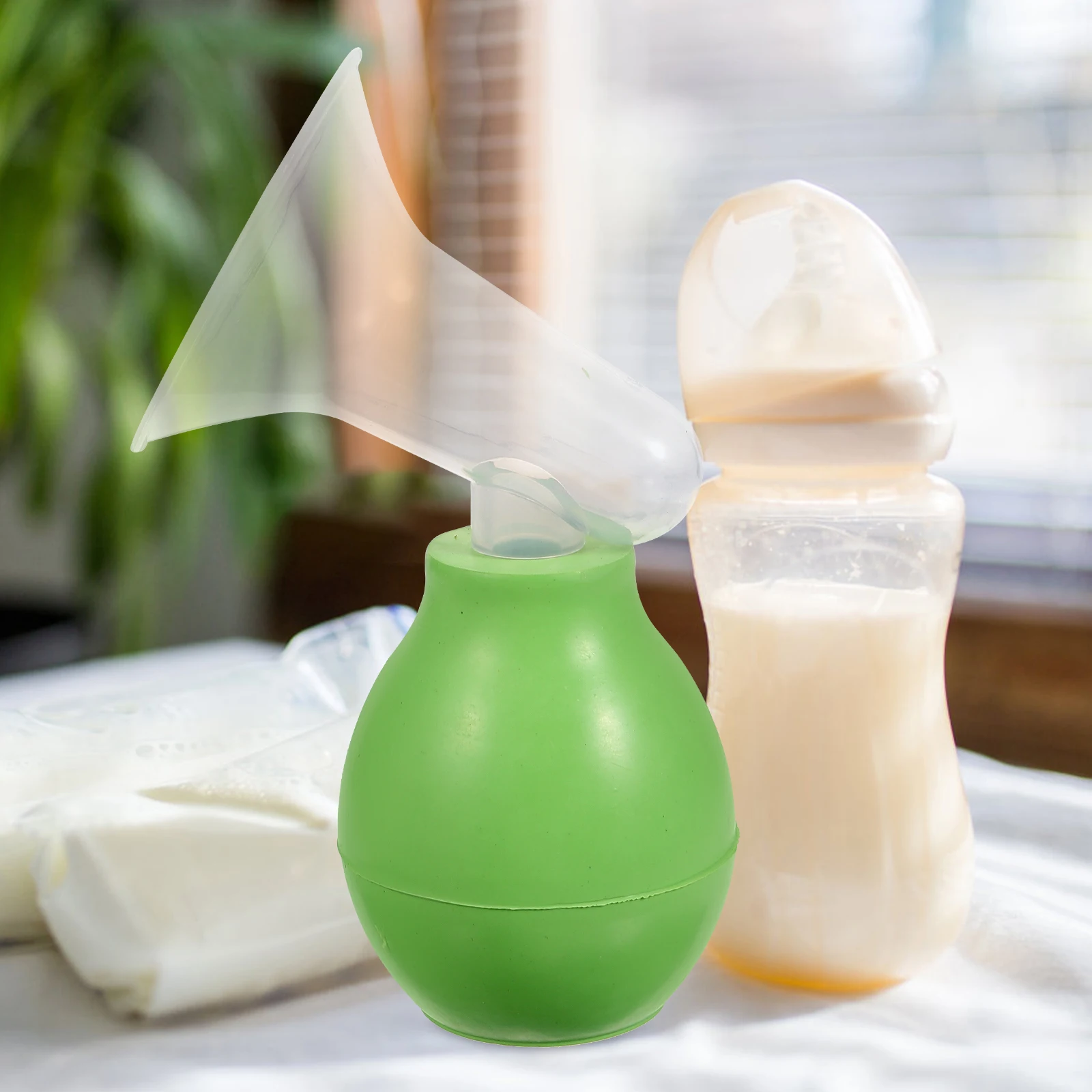 Breast Pump Manual Hand Pump Green Transparent Funnel Durable Safe Smooth Surface Comfortable Easy to Use Portable for Moms