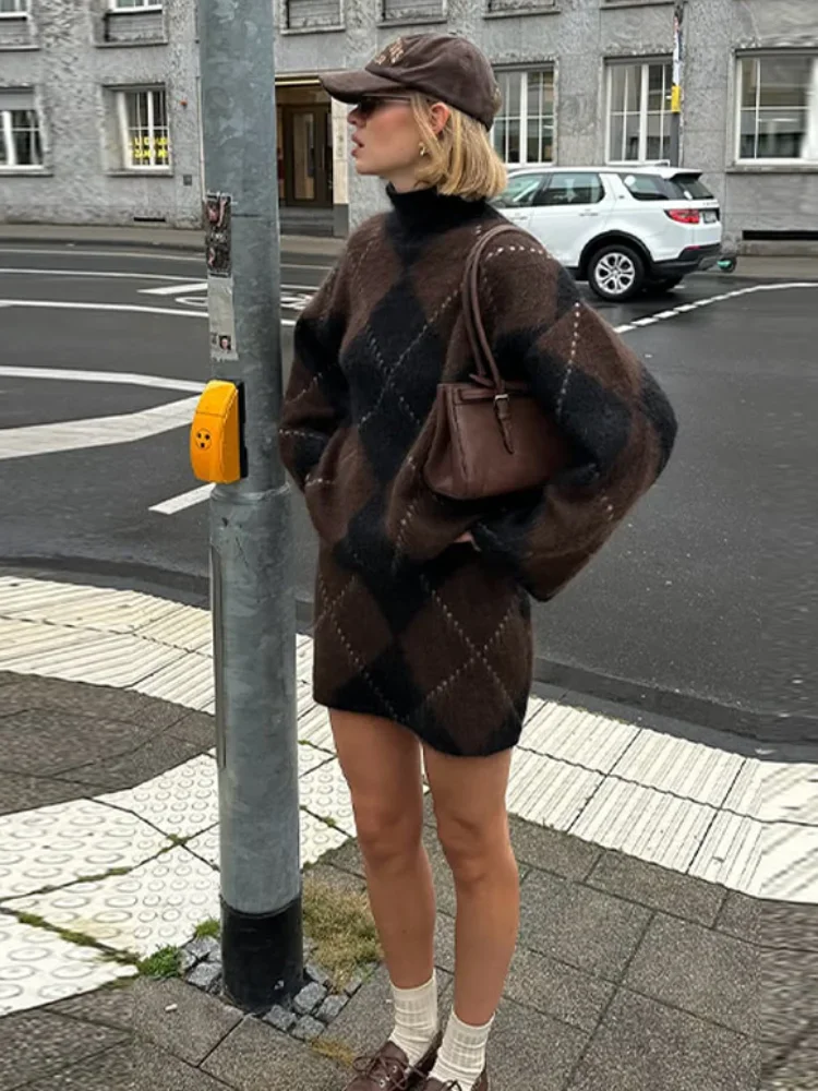 เสื้อไหมพรมถักทรงหลวมสำหรับผู้หญิง ดีไซน์หรูหรา คอสูง แต่งผ้าต่อกัน แขนยาว ไซส์ใหญ่ แฟชั่นฤดูใบไม้ร่วง 2025 สไตล์สตรีทแวร์