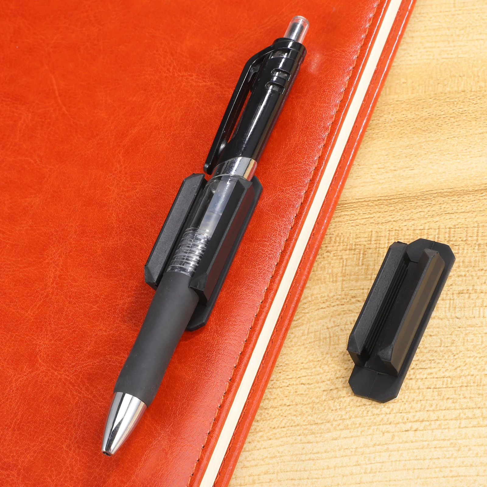 8個のシリコン鉛筆ホルダー 粘着ペンオーガナイザー コンパクト省スペースホルダー オフィス、学校、家庭、デスクトップクリップボード用