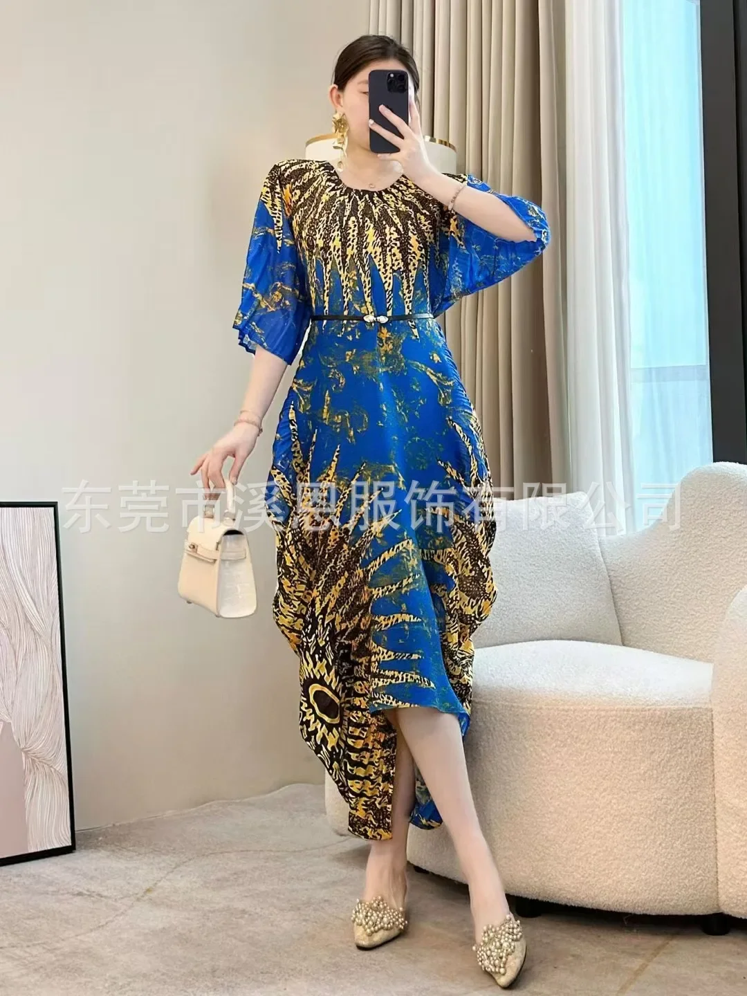 Plisowana sukienka w stylu Miyake dla kobiet 2025 nowych moda z nadrukiem dekolt w serek rękaw w kształcie skrzydła nietoperza francuska nieregularna dorywczo elegancka plisowana spódnica