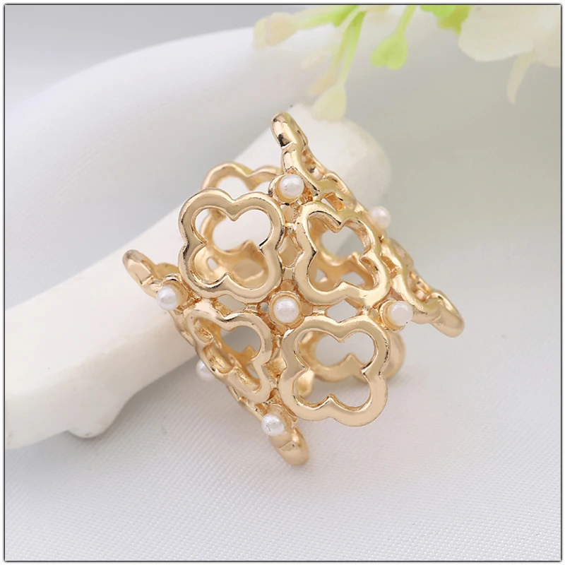 SHEEGIOR piękny Hollow Clover szalik klamra broszki dla kobiet moda biżuteria złoto srebro cylindra w kształcie litery szalik broszka Femme prezent