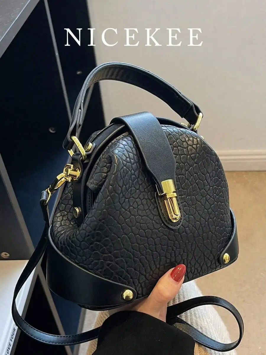 

Черная текстурированная кожаная сумка-кроссбоди с ручкой и золотистой фурнитурой