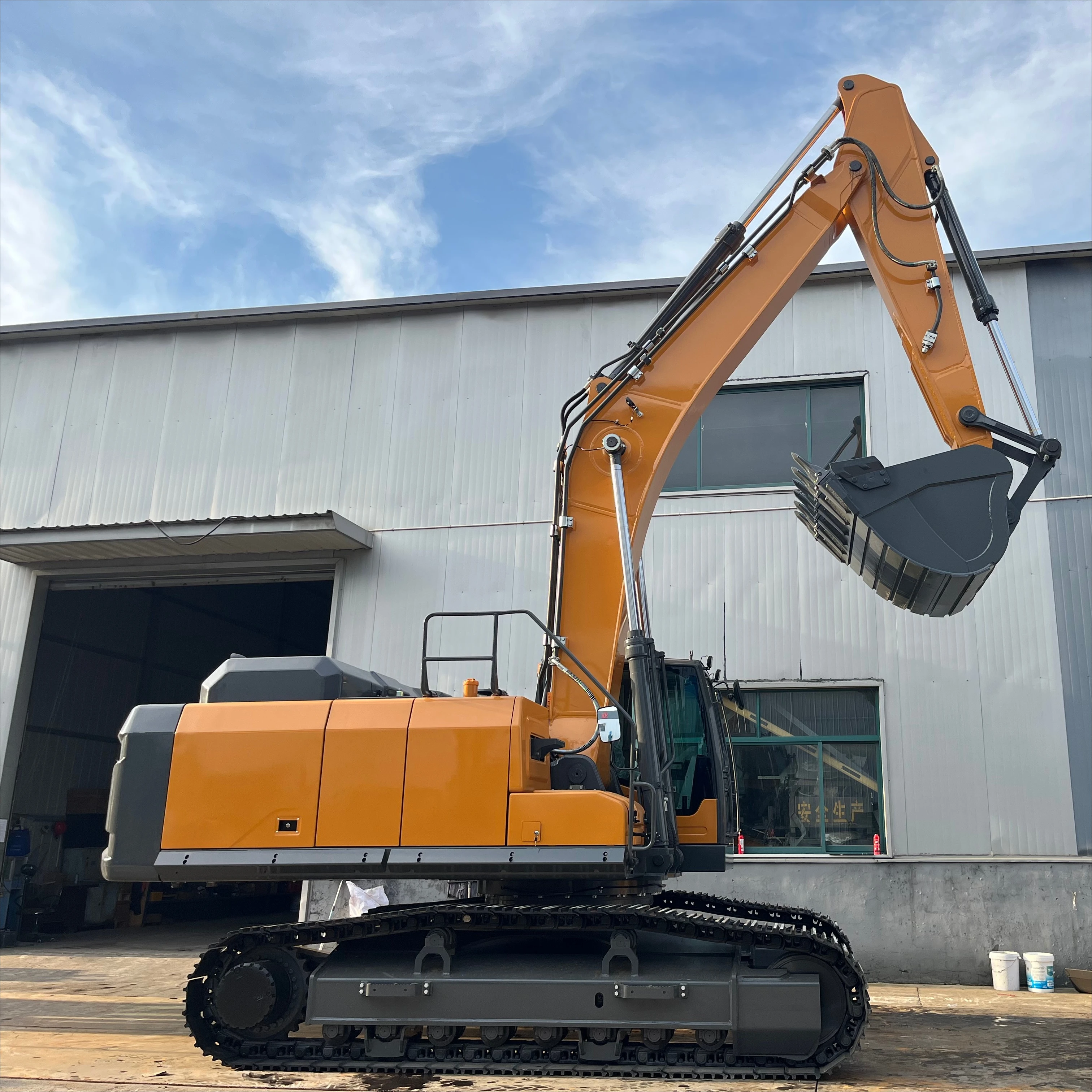 Large Excavator 30Ton Crawler Diesel Engine Air Condition Cab Reinforced Bucket Highway Dam Large Earthmoving Construction Work