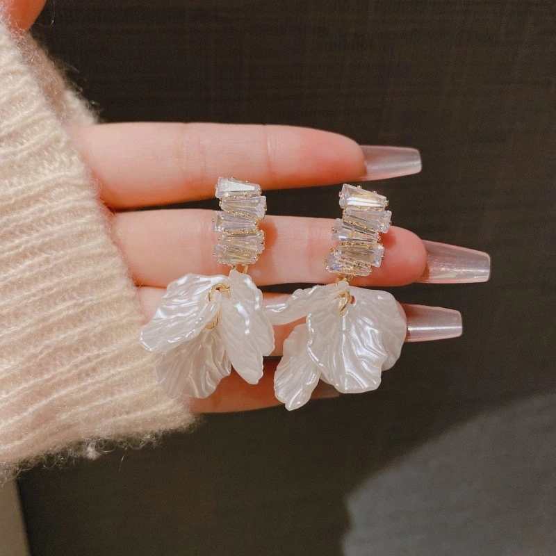 925 Silver Needle Korean Fashion White Flower Earrings For Women Jewelry 2026 Trending French Women's Crystal Earrings M28