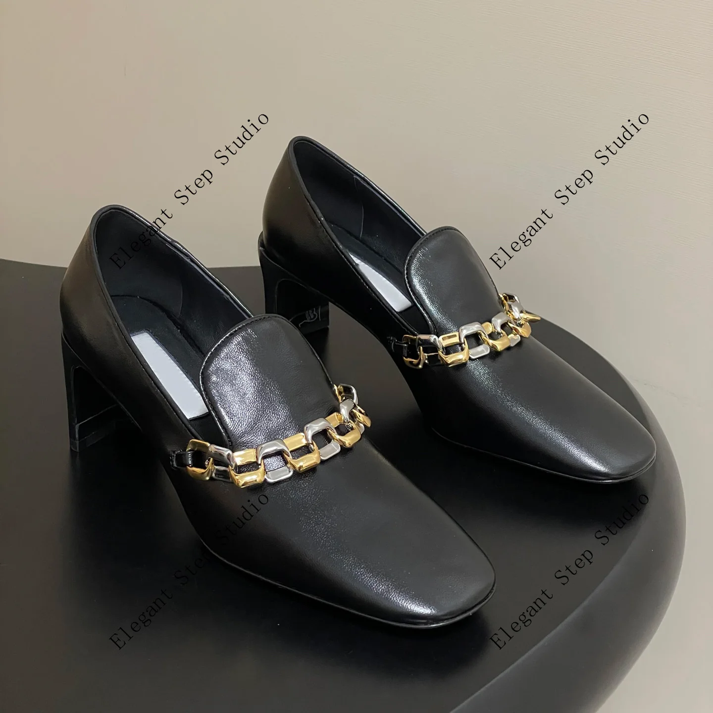 

Women's Shoes Leather Pumps Two-toned Hardware Knotted Chain