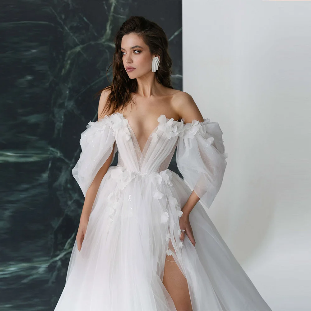 Suknia ślubna z dekoltem w serek, do ziemi, z krótkim trenem, odkryte ramiona, seksowne rozcięcie, aplikacje, linia A, tiulowa suknia ślubna na plażę.