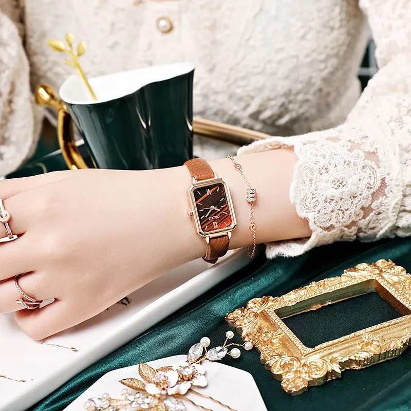 Trendy Ladies Retro Square Quartz Watch Black Leather Strap Watch Rose Gold Frame Roman Numerals Stylish Fashion Wristwatch