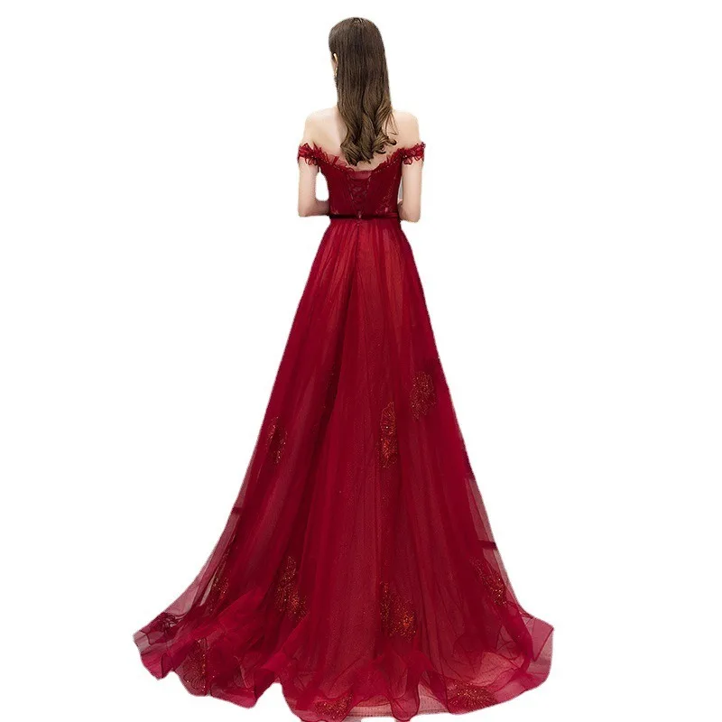 فستان سهرة نسائي جديد لعام 2025 بكتف واحد مثير شبكي مطرز باللون الأحمر الخمري فستان طويل أنيق للتخسيس للولائم