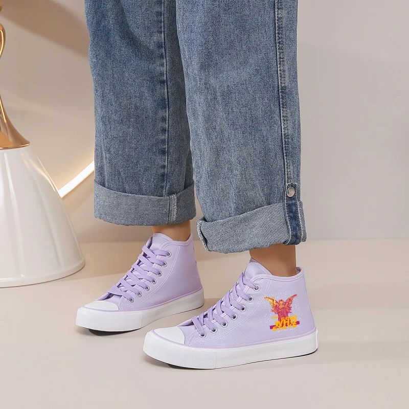 

Женские светло-фиолетовые высокие парусиновые кроссовки: на шнуровке, на плоской подошве и с вышивкой. Идеально подходит для повседневной носки с джинсами, юбками и платьями.