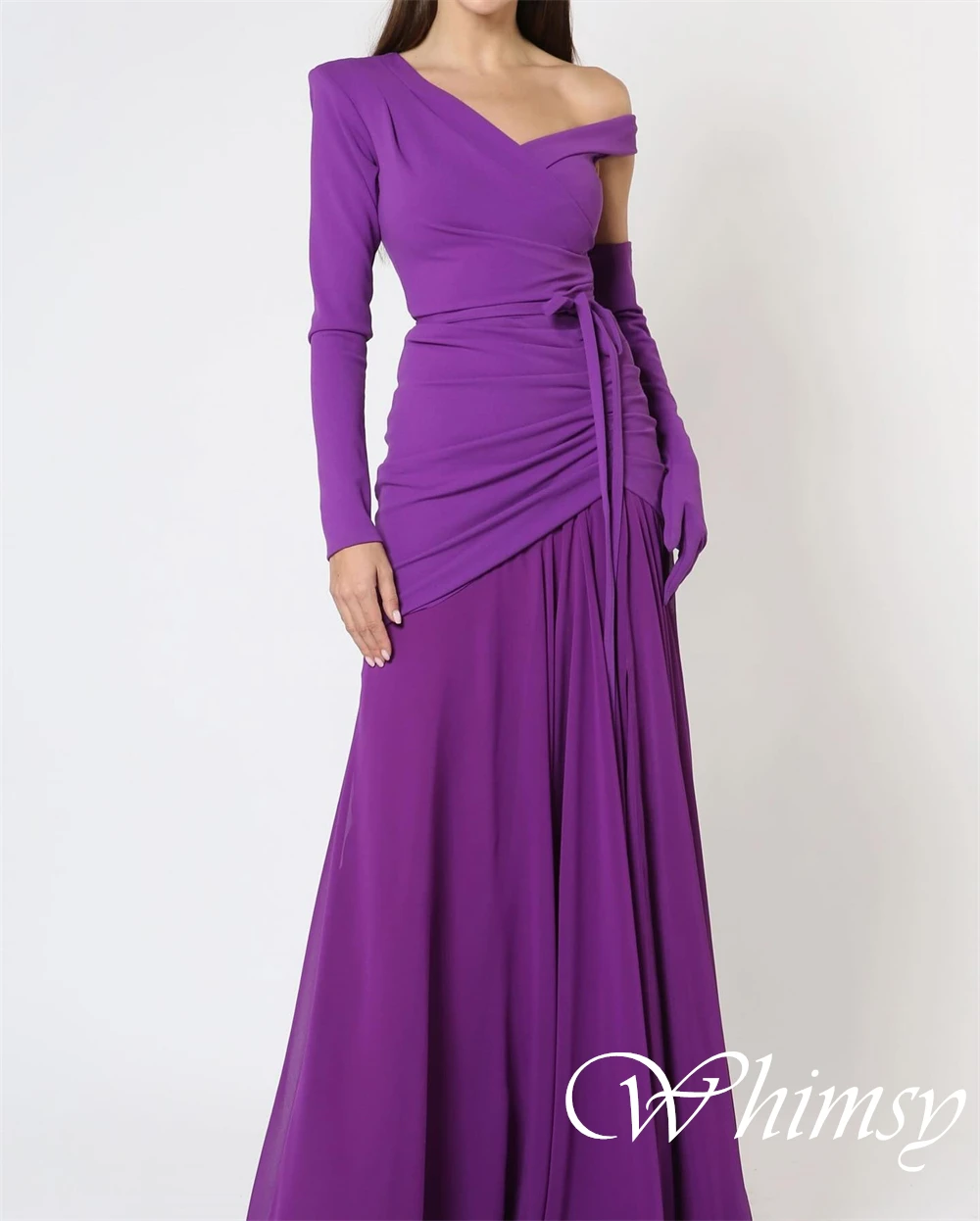 فستان سهرة مخصص برقبة على شكل حرف V مكشوف الكتفين وأكمام طويلة مستقيمة بطول الأرض فستان كوكتيل أرجواني بفتحة أمامية للحفلات الراقصة