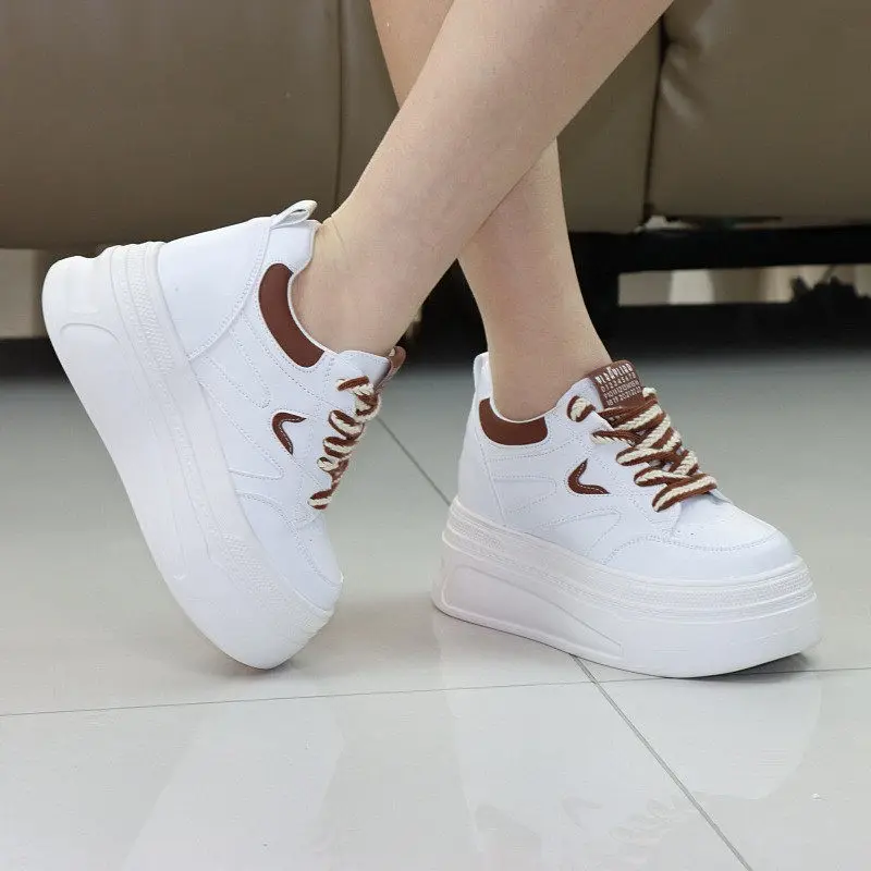 

Новые женские низкие белые кроссовки на скрытой платформе 10 см, ультралегкие повседневные спортивные туфли для невысоких женщин