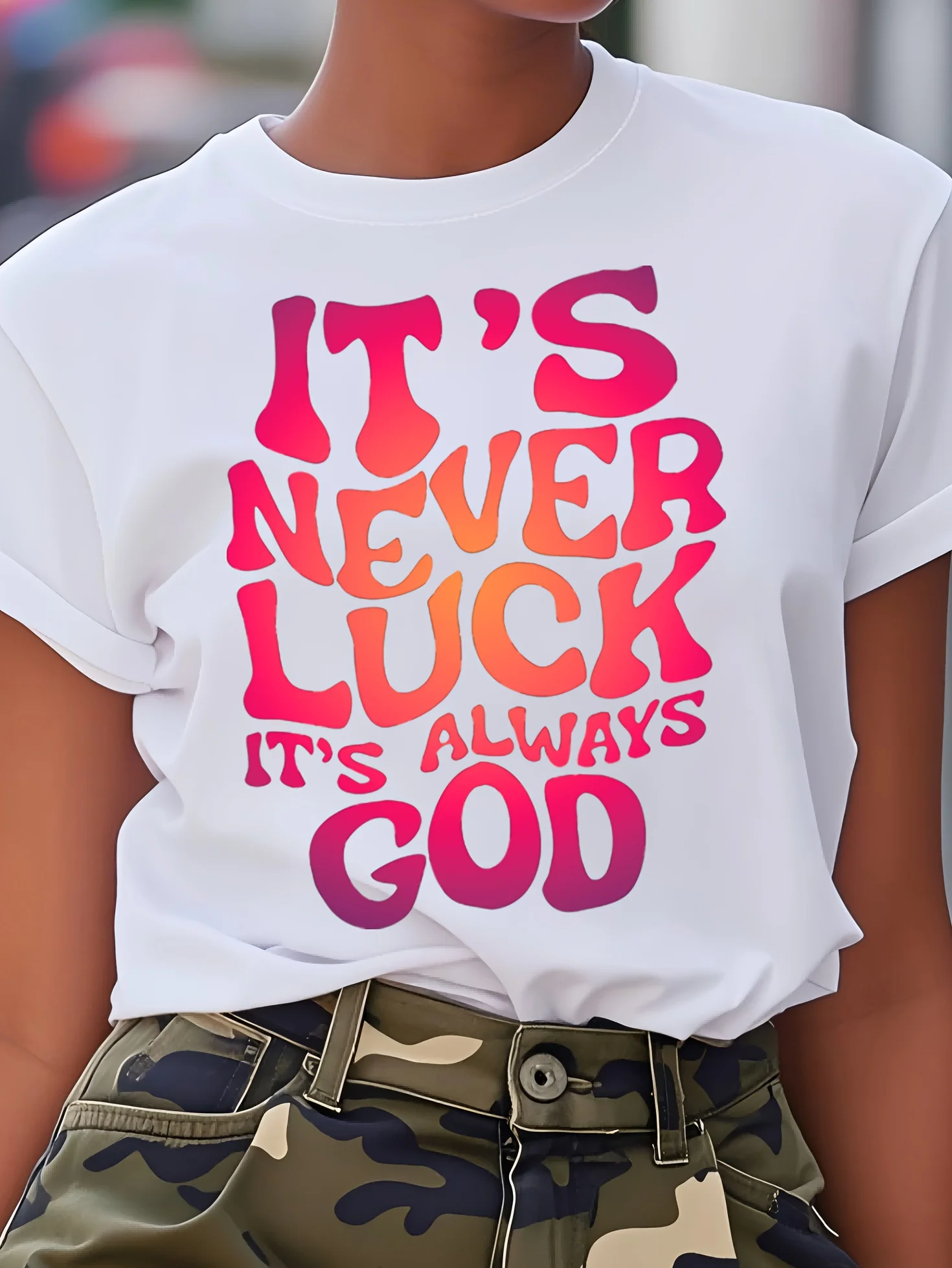 تي شيرت نسائي مموه ملهم "It's Never Luck It's Allways God" طباعة تي شيرت كاجوال لجميع المواسم مع نسيج متمدد صغير