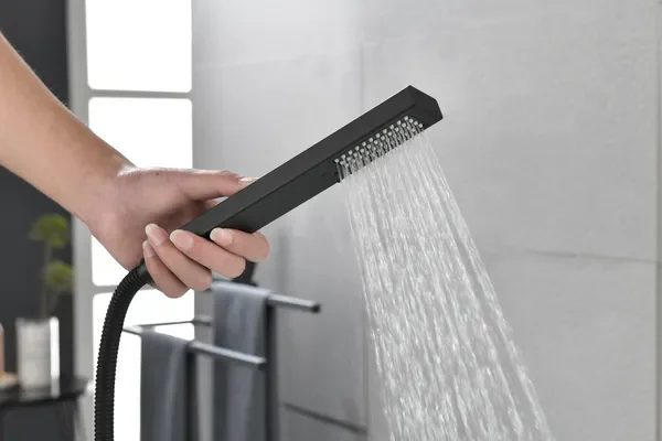 

Напольный смеситель для ванны матовый черный, латунный, с одной ручкой и ручным душем