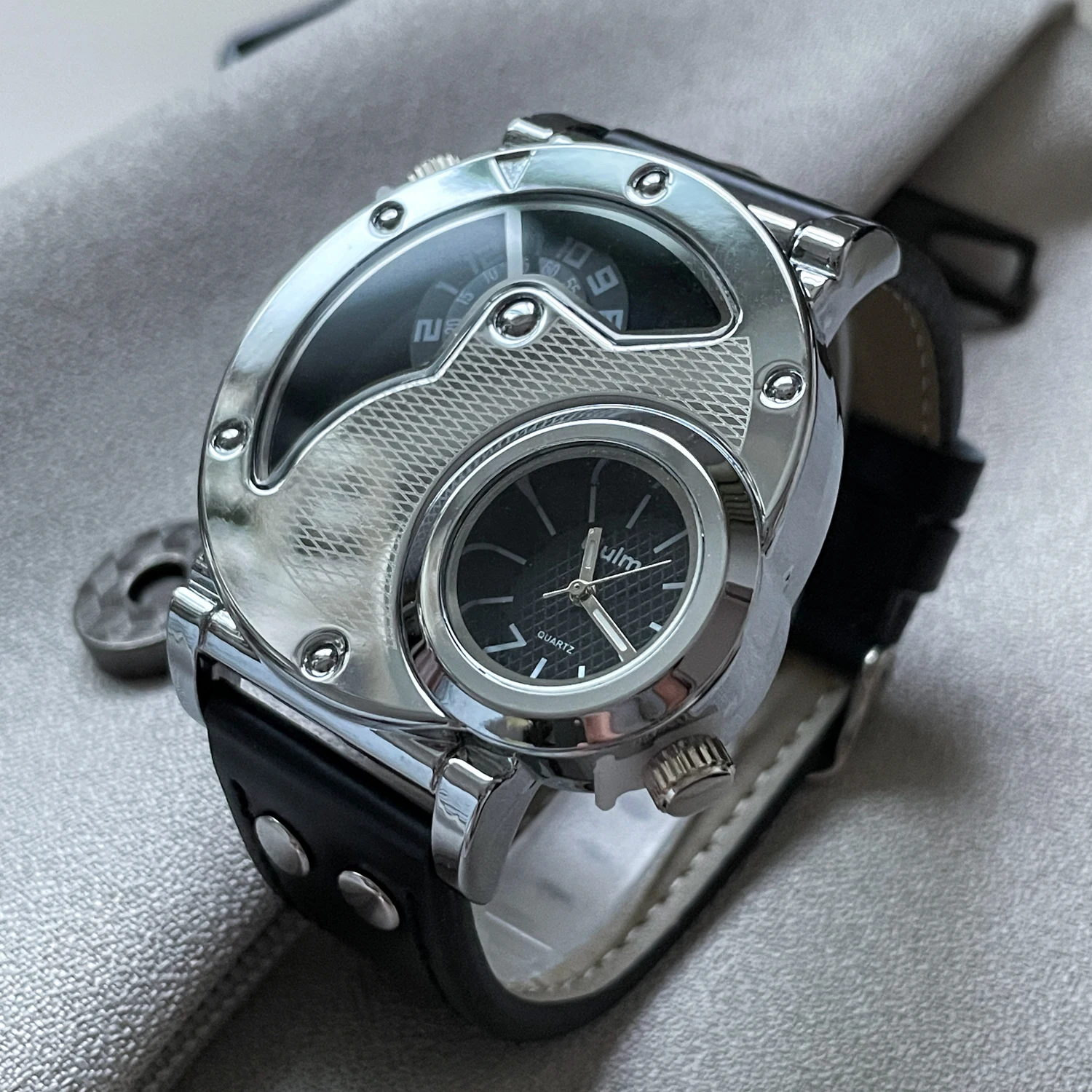 

CILOA High-Quality Men's Watch: Large Dial, Stylish Design, Perfect as a Gift; Unique Shape, Dual Time Zone, Quartz Movement