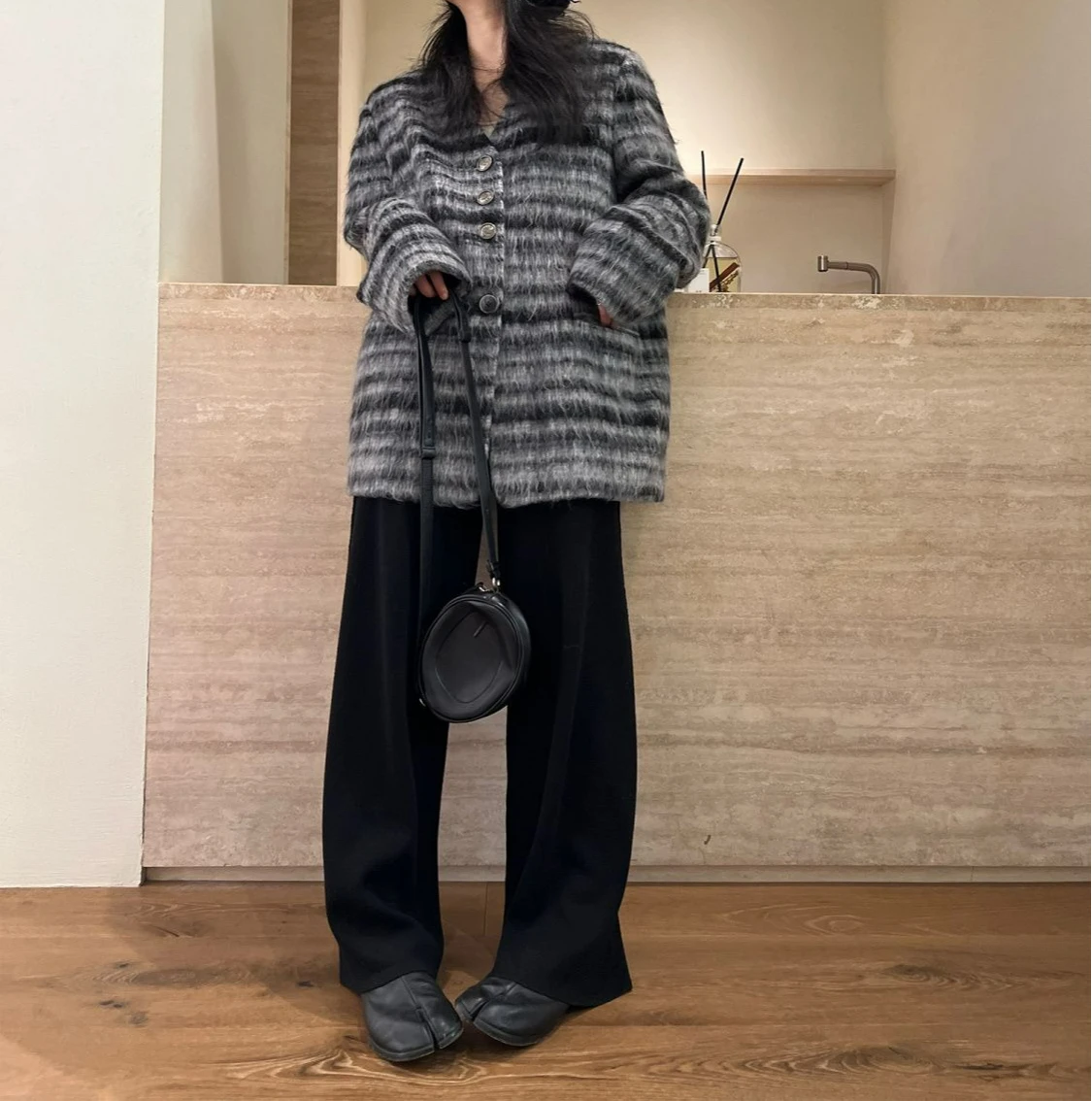 

2025 Autumn and Winter New V-neck Woolen Coat Women's Unique Temperament Short Style