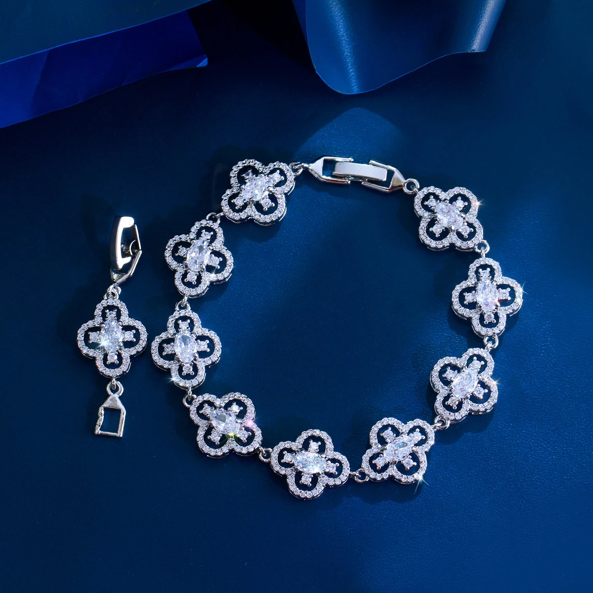 CWWZircons Luxuriöses Gelb-Rosa-Weiß-Blau CZ Großes Vierblättriges Blumen-Tennisarmband für Damen Hochzeit Party Schmuck Großhandel S0282 – Detail 9