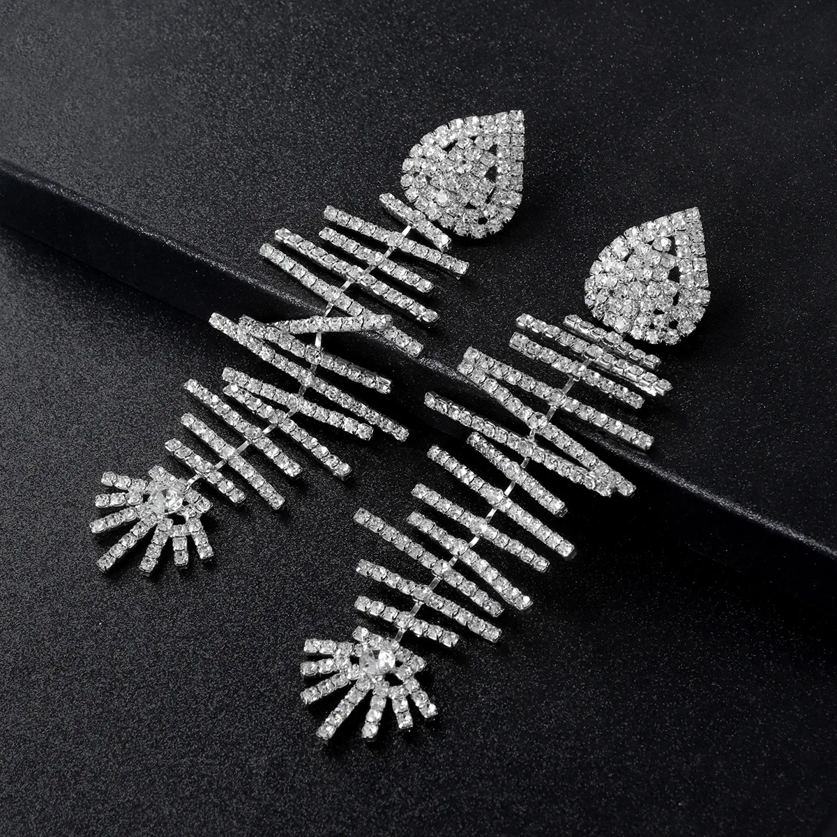 Luxurious Multi Layered Personalized Style Fishbone Shaped Rhinestone Earrings Banquet Ear Accessories