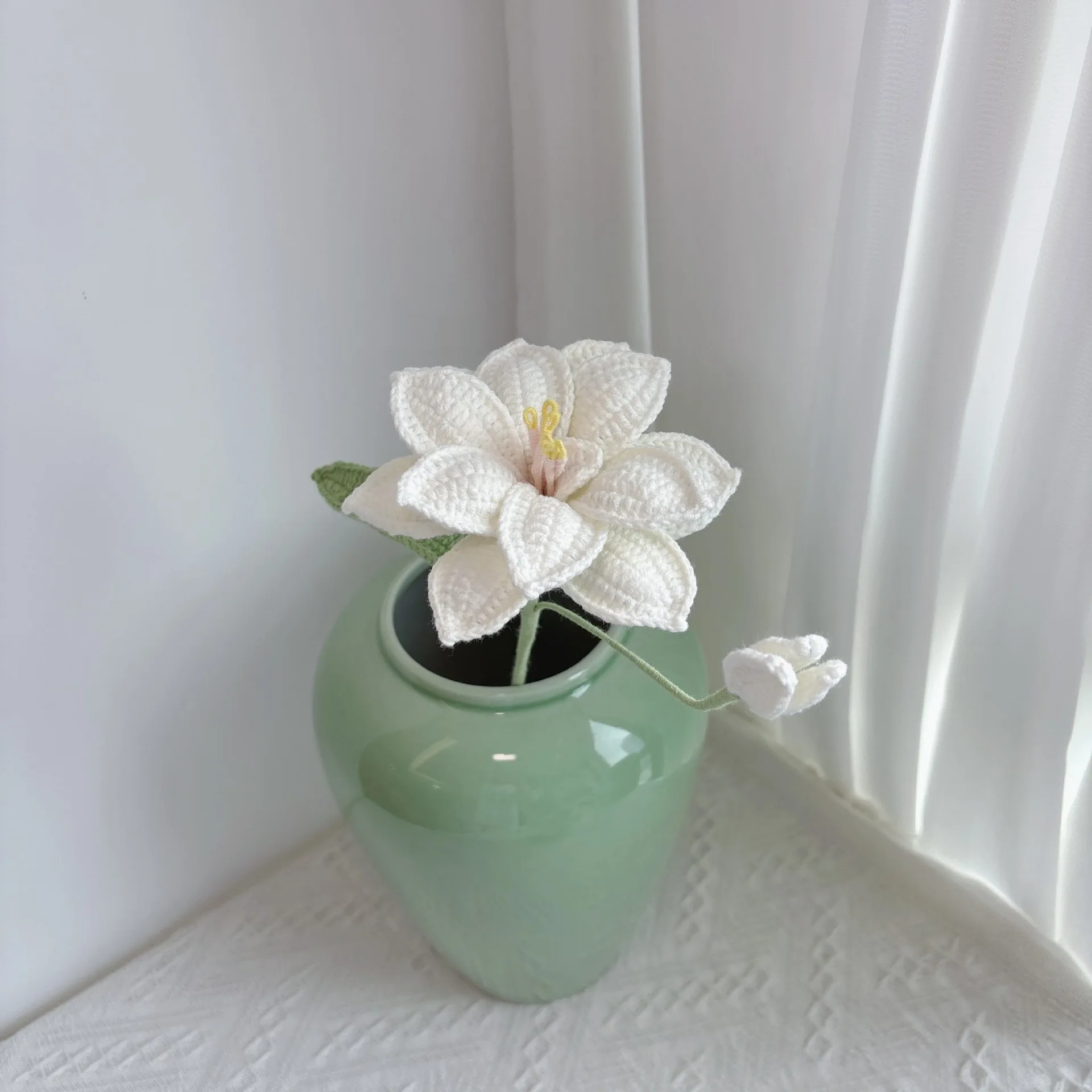 Gehäkelter Amaryllis-Blumenstrauß, Gestrickte Künstliche Garnblume, Gehäkelter Zweig, Heim-, Hochzeits- und Tischdekoration, Geschenk – Detail 2