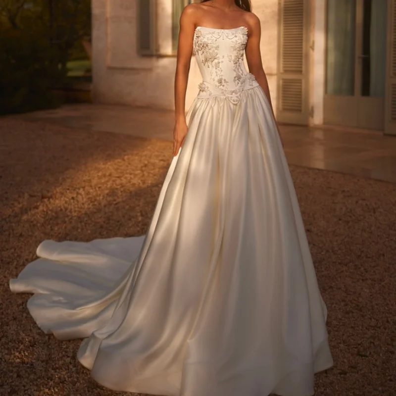 サテンアイボリーホワイトのウェディングドレス コルセットレースオフショルダーブライダルガウン 3Dフラワーロングテール多層製 ﻿ カスタマイズ