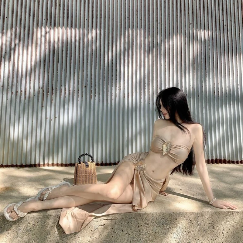 Conjunto de Bikini con parte superior de tubo y volantes metálicos, falda de cintura alta con abertura lateral, cubierta de playa Sexy a la moda para vacaciones en la piscina