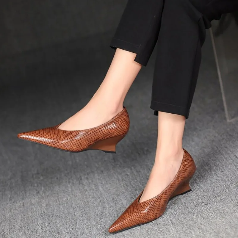 Large Size Soft Leather Shallow Mouth Pointed Thick Heel Shoes Women 2026 New Spring Autumn Snakeskin Pattern High Heels Women’s