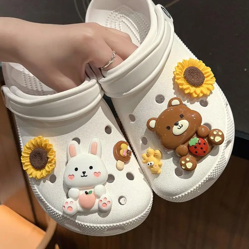 MINISO الكرتون الدب الصغير أرنب صغير الأحذية السحر DIY 3D ستيريو حذاء زهرة أبازيم الزخرفية انفصال الأطفال هدية