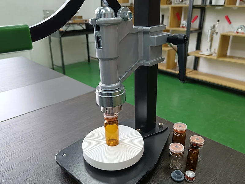 XLP03 Macchina piegatrice per tappatura manuale per sigillare spruzzatore di profumo Coperchio in alluminio Tappatore per bottiglie in plastica di alluminio