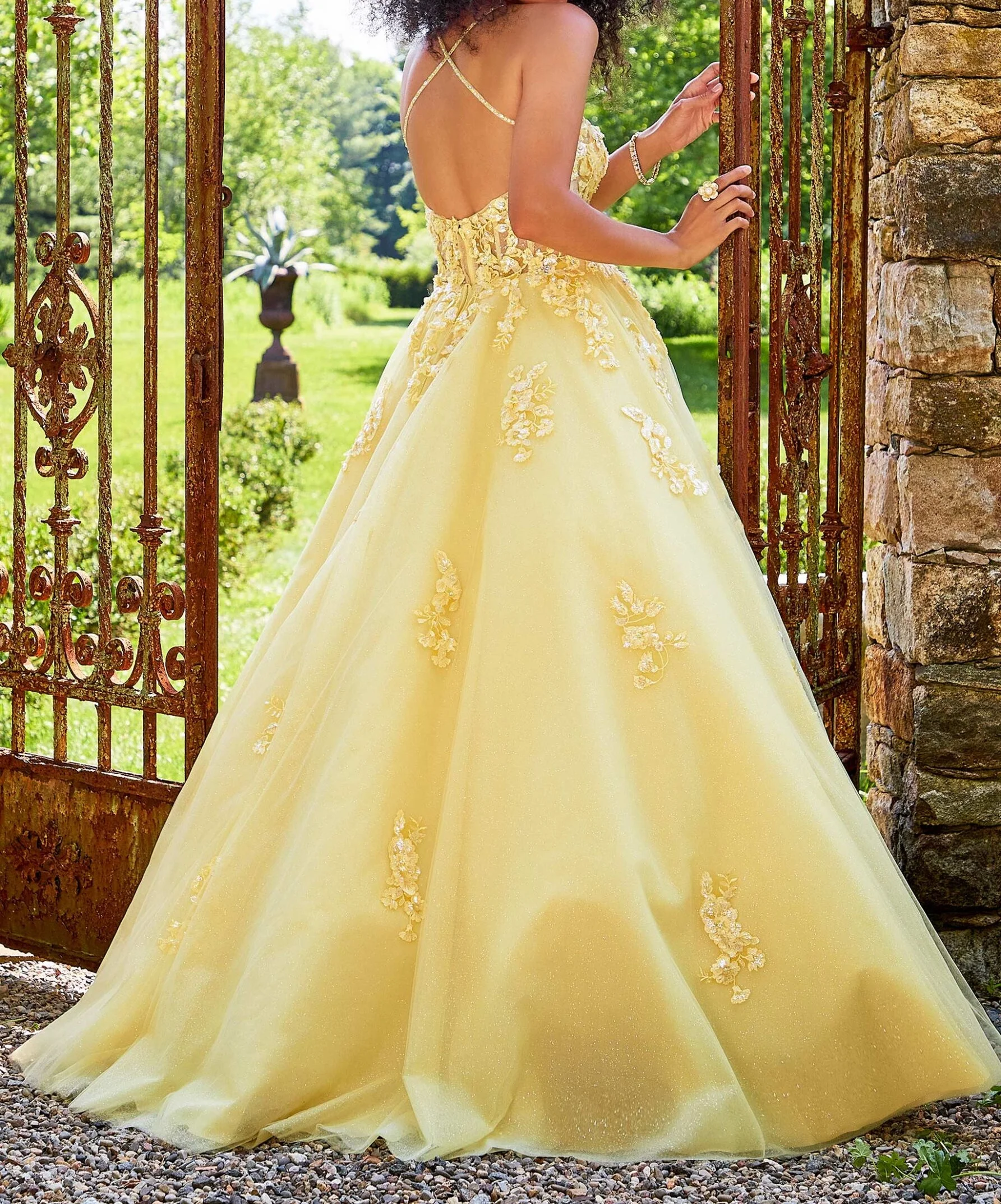 Vestido de baile amarillo con apliques de tul para quinceañera, vestido de noche con cuello en V, sin mangas, Espalda descubierta, largo hasta el suelo, hermoso