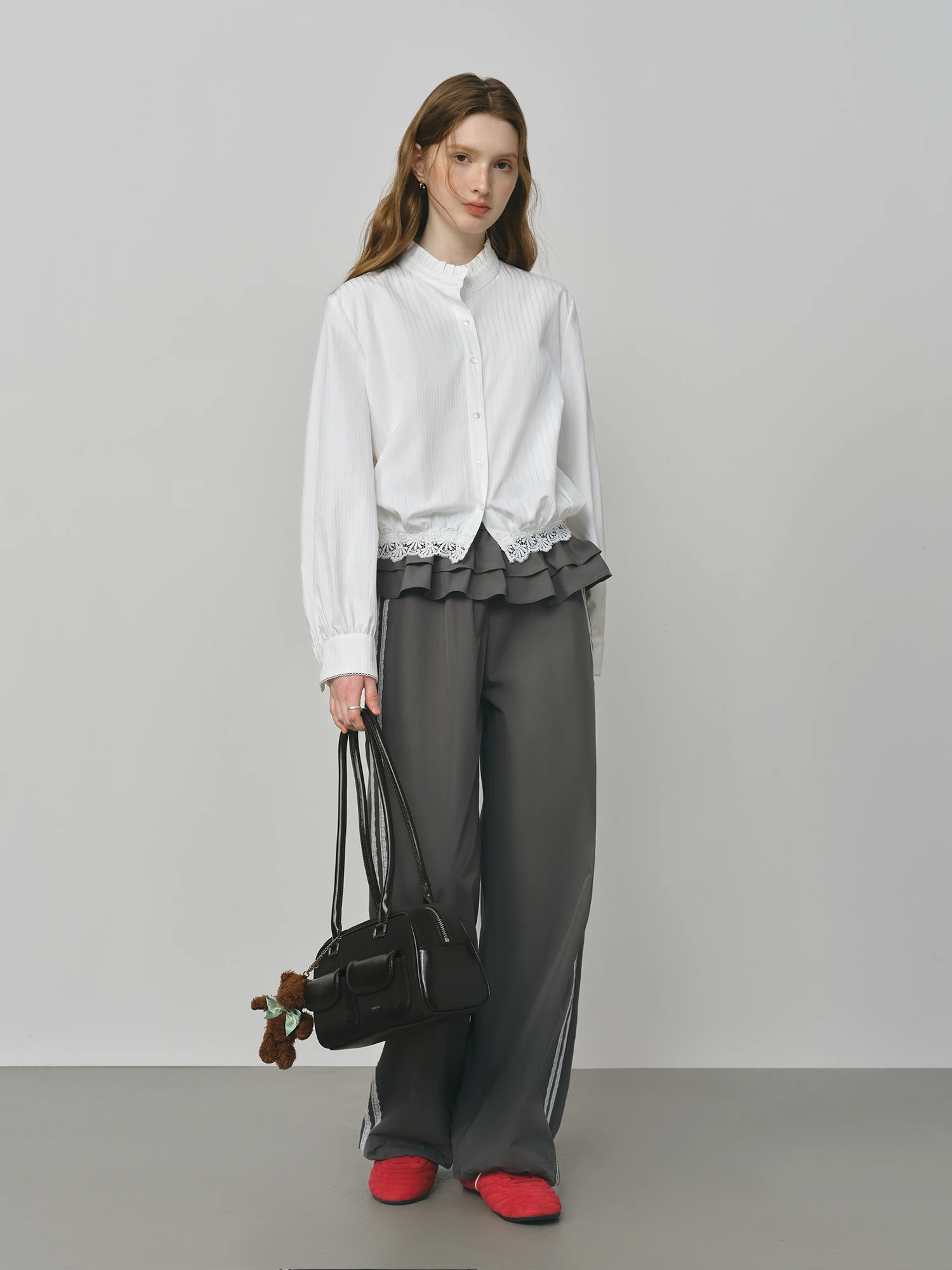 FSLE الأبيض الحلو الدانتيل خياطة قميص المرأة الخريف 2025 جديد طويل الأكمام الوقوف طوق قميص أبيض 25FS13180