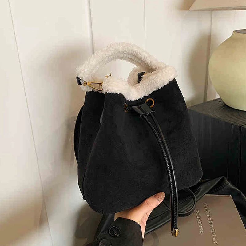 Bolsos de mano tipo cubo empalmados de felpa a la moda para mujer Otoño Invierno versátiles de gran capacidad para ir al trabajo bolsos de un hombro tipo bandolera tendencia