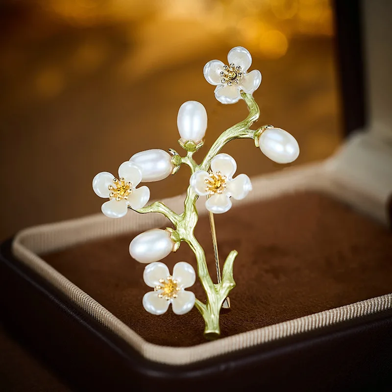 

Fresh and elegant enamel floral freshwater pearl cheongsam brooch, a high-end accessory for women