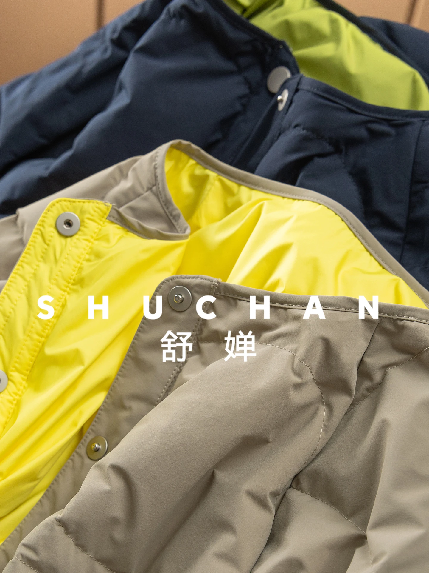 سترة نسائية بألوان زاهية 90 من Goose Down على الوجهين 24I4 Casacos Femininos Inverno 2025