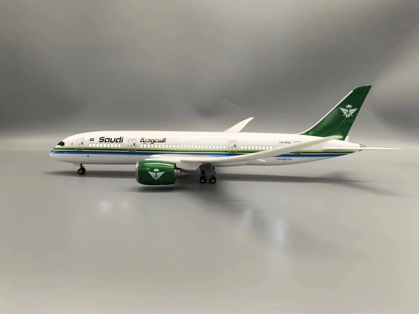 

43cm Airplane Diecast 1:130 Scale Saudi Arabia Airlines B787 Resin Model Toy Planes With Lights And Landing Gear Business Gift