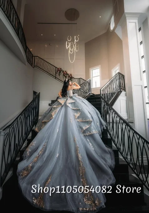 ชุดเดรสงาน Quinceanera คอลเลคชั่นหรูหราสีเงิน ประดับลูกปัดและลูกไม้ ทรงเอไลน์ ชายกระโปรงจีบ สำหรับพิธีฉลองอายุ 15 ปี สามารถสั่งตัดได้