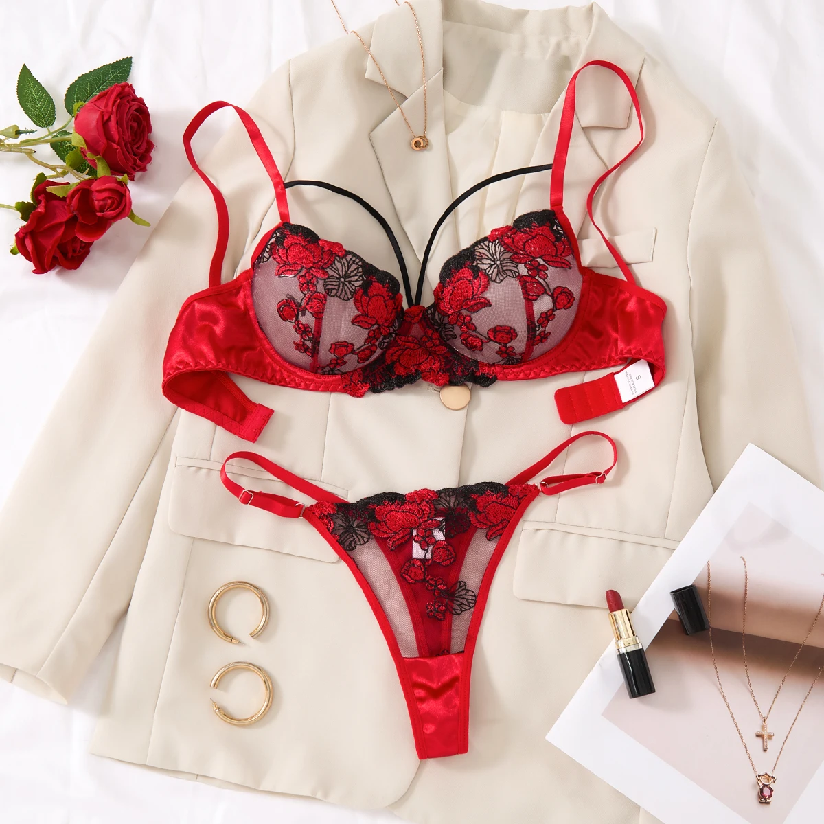 Um conjunto de lingerie vermelha sexy, incluindo sutiã e calcinha com padrões de margaridas, bem como um estilo doméstico confortável ZA825127