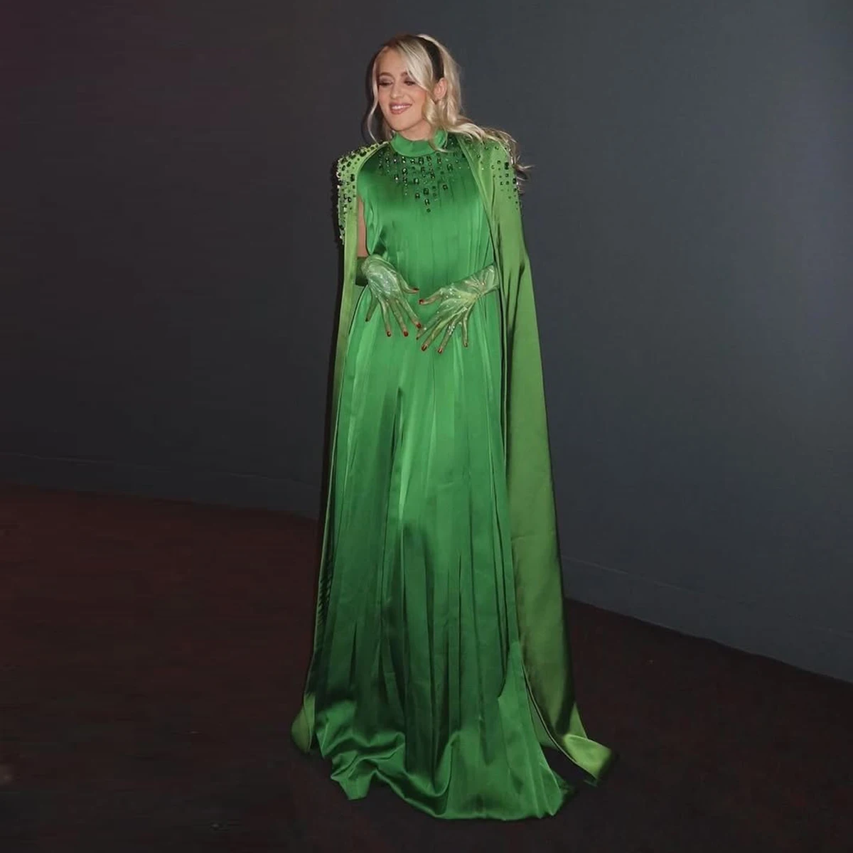 Vestidos de celebridades verdes espectaculares, vestido largo de noche con capa de cristales, cuello alto, gasa de seda, vestidos de fiesta formales árabes de Dubai