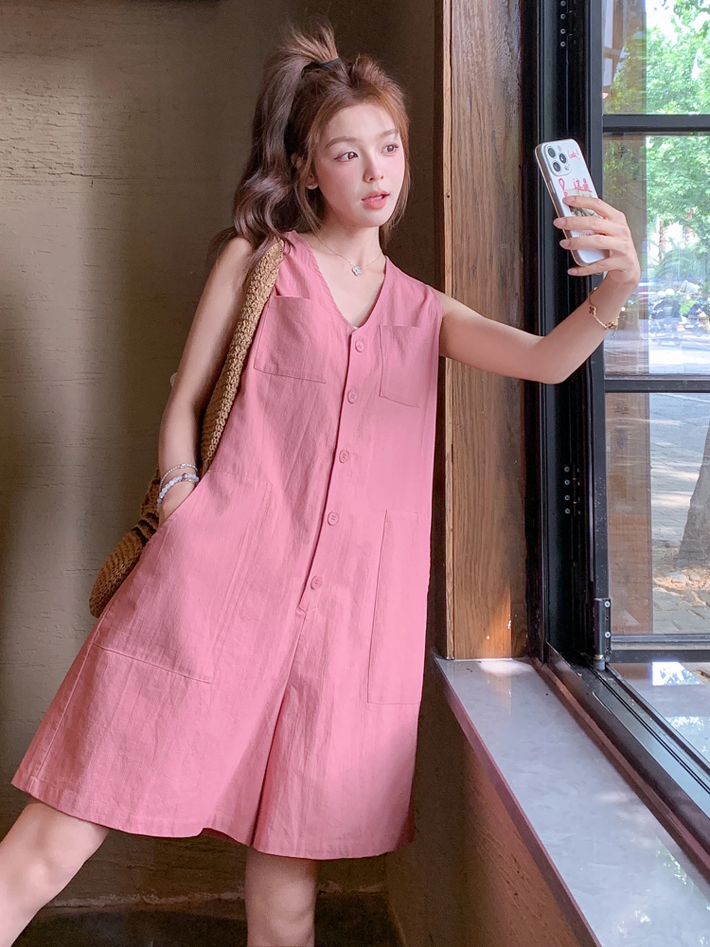 Damski kombinezon w kolorze różowym, luźny, letni, spodnie z wysokim stanem, do pracy, szerokie nogawki, regularny krój, cienki.