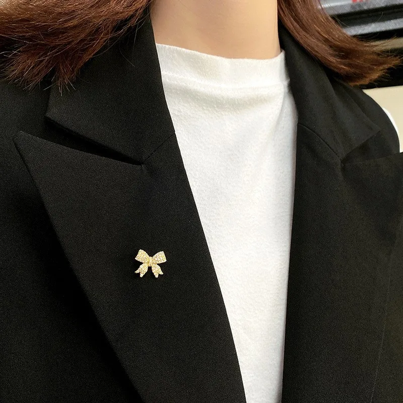 Fashion Cute Bowknot Brooches for Women Metal Anti-glare Lapel Pin Fixed Clothes Pins Sweater Coat Clothing Accessories Brooch