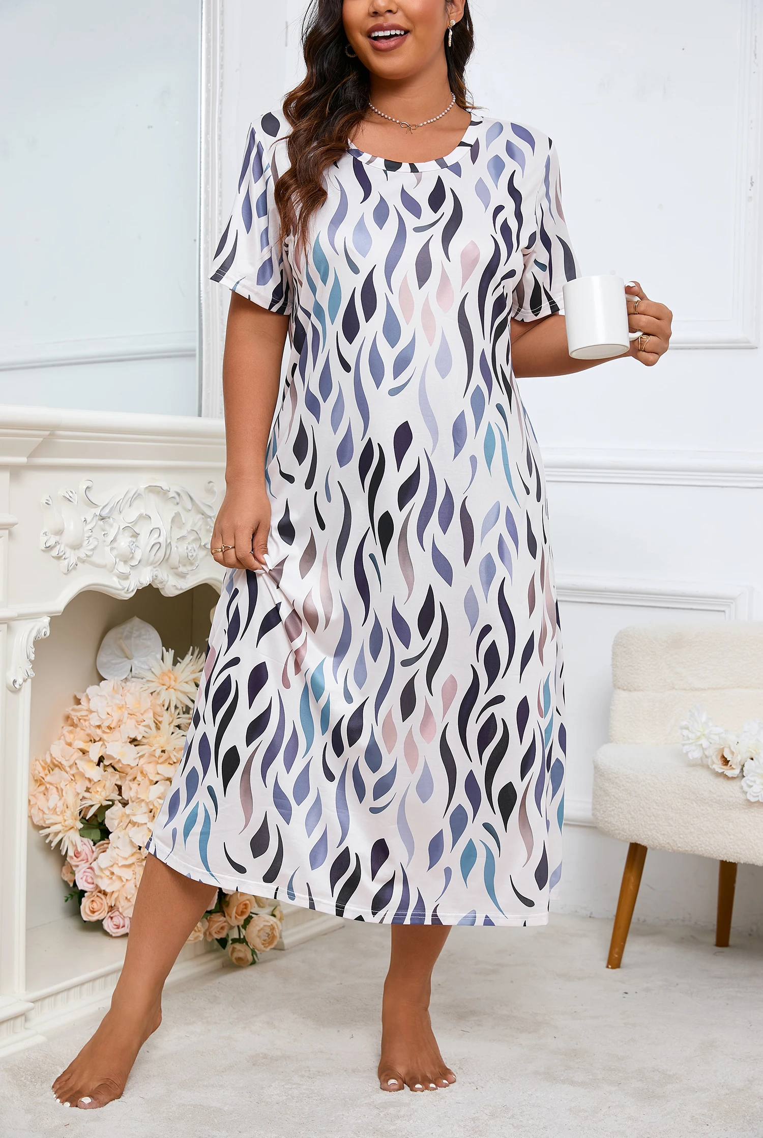 

Plus size women's round-neck nightgown
