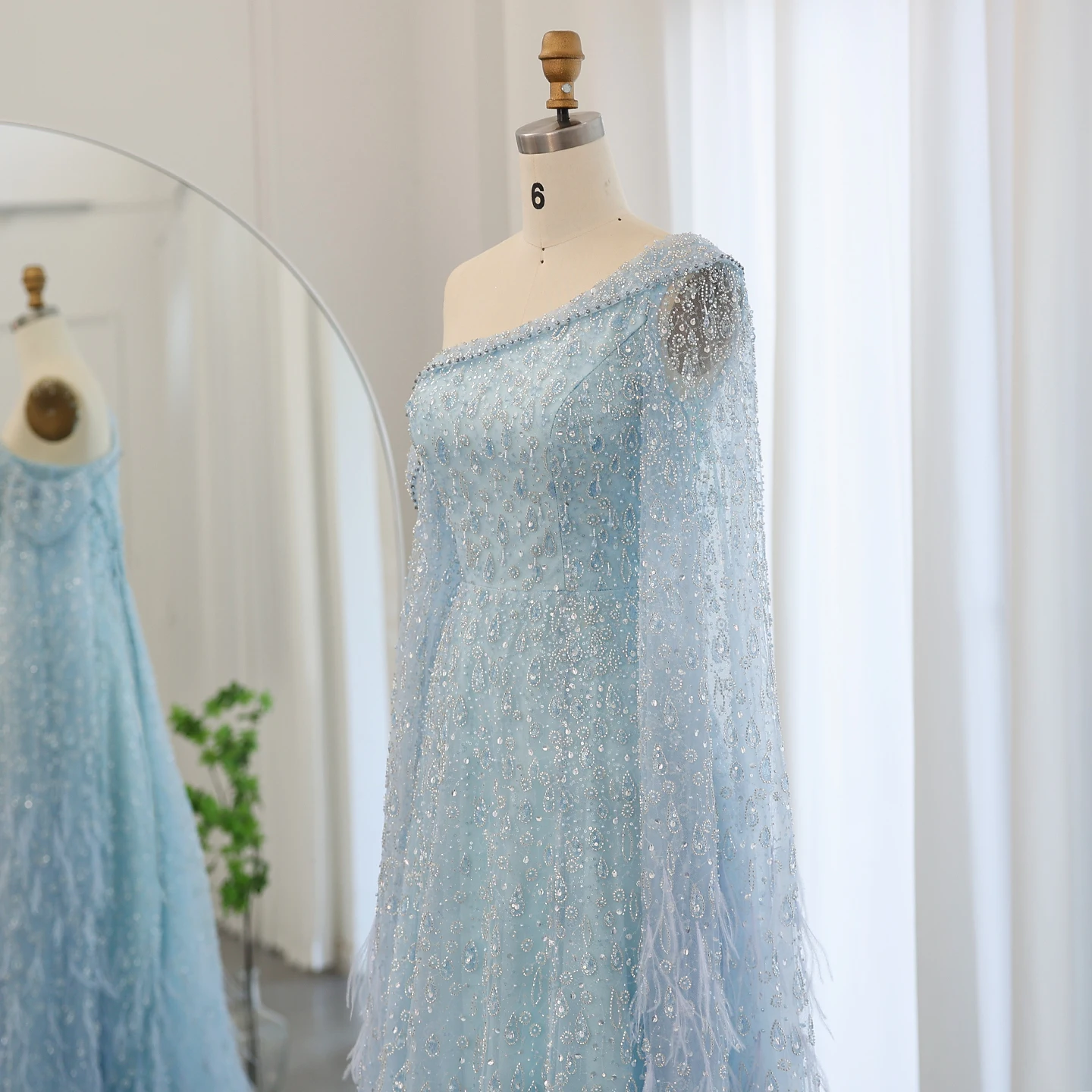 Sharon Said Luxuriöses Federkleid mit einer Schulter und Cape-Ärmeln in Roségold und Flieder für Hochzeitsfeiern, Modell SS438, Maßanfertigung – Detail 15