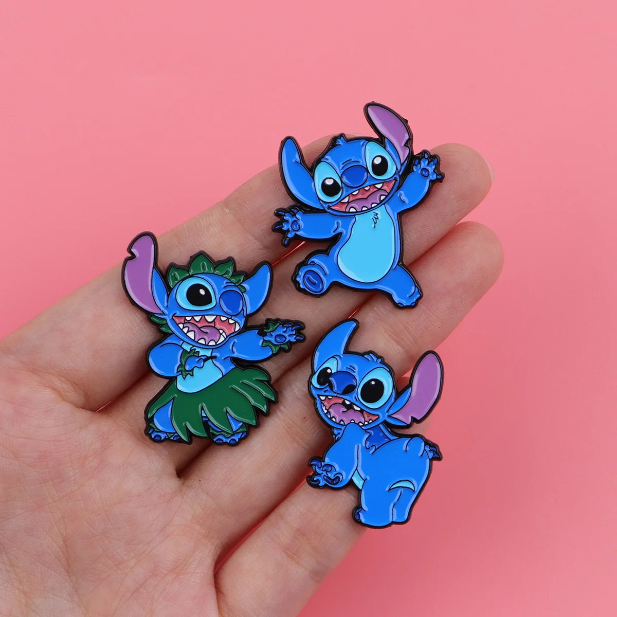 لطيف أنيمي غرزة المينا دبابيس الأزرق شخصيات كرتونية بروش التلبيب شارة بدبوس على ظهره الملابس والاكسسوارات هدايا مجوهرات الأزياء