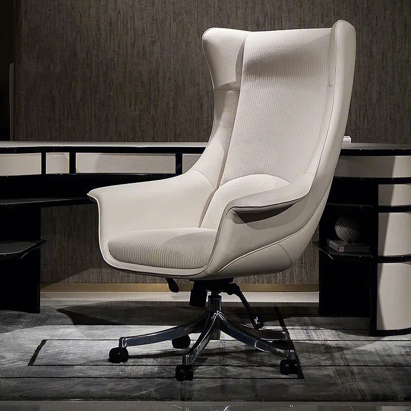 Schreibtische und Stühle aus Leder