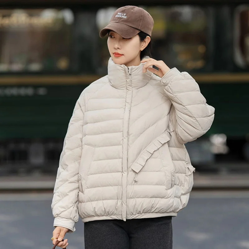 المرأة قصيرة أسفل سترة 2025 نمط الشتاء الجديد نصف الدانتيل تقليم فضفاضة تناسب تنوعا عادية الوقوف طوق معطف دافئ